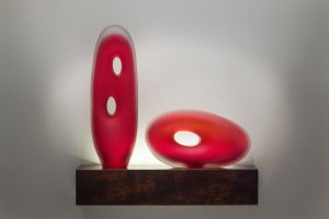 Monolito muno and tulum shown in scarlet color by Bernard Katz Monolito Series with Muno and Tulum glass forms by Bernard Katz