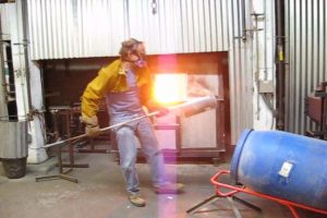 Bernard Katz filling glass furnace video