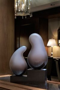 Fountain Restaurant Bernard Katz glass sculpture - Shima Glass sculpture by Bernard Katz Glass in Four Seasons Hotel Philadelphia Fountain Restaurant